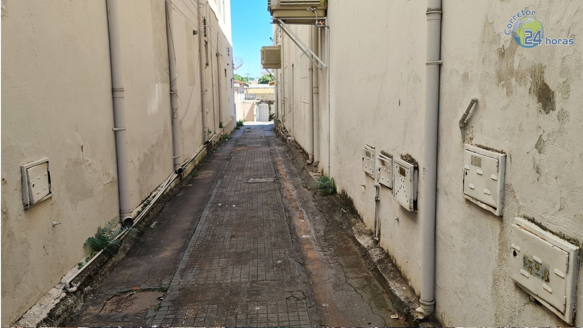 Corredor que dá para os fundos (assim que entra no terreno)