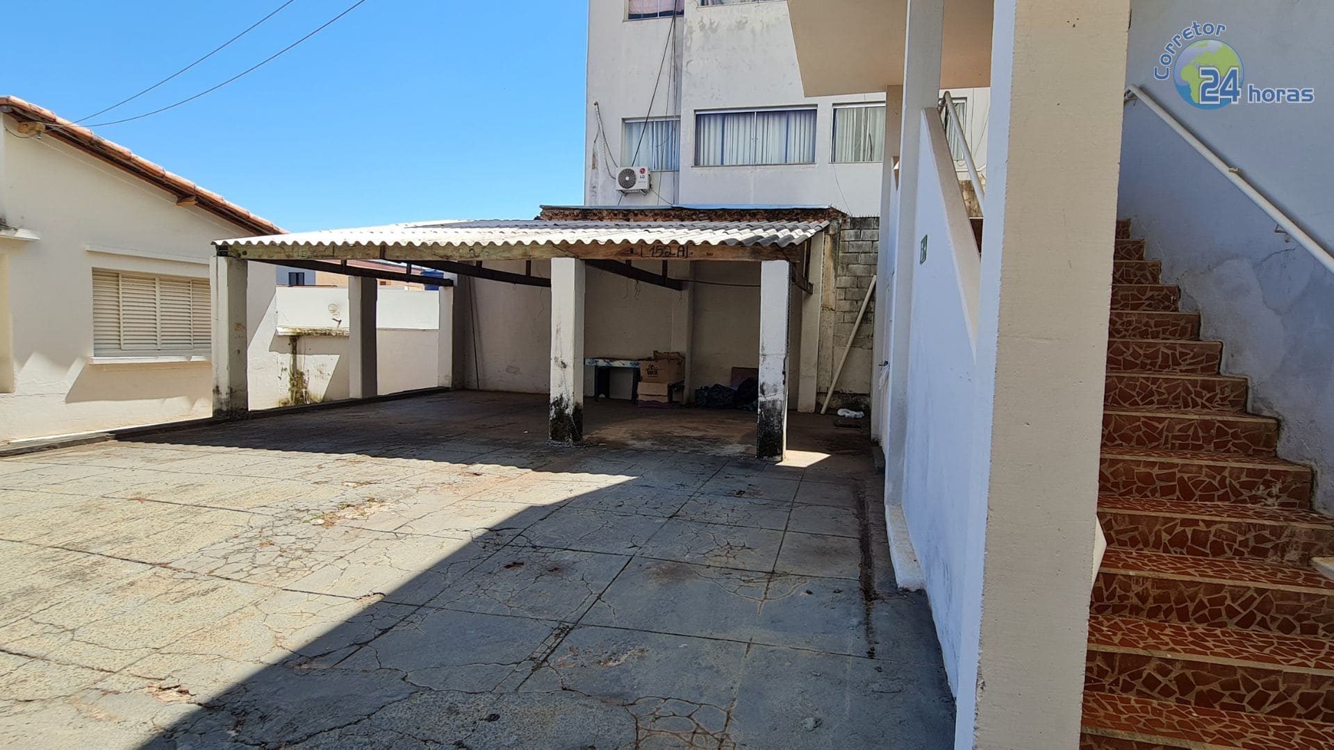 Visão dos fundos do terreno (atrás dos prédios)