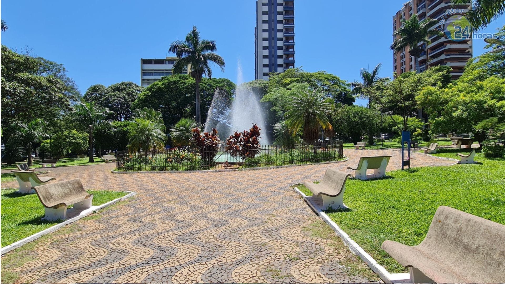 Praça na frente do terreno (praça da matriz)